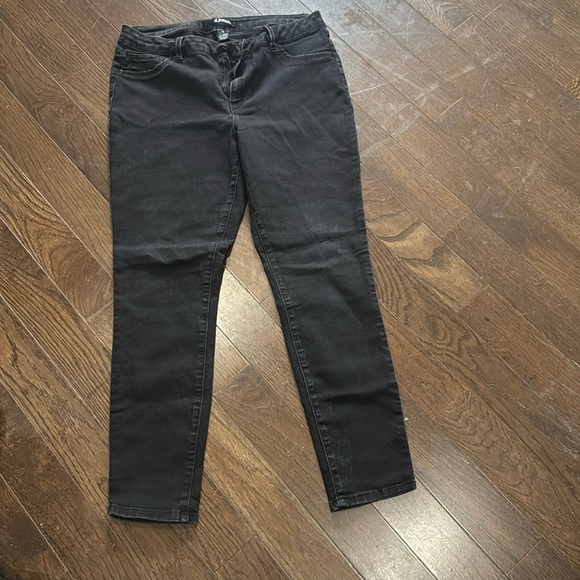 d jeans.. stretch, slim cut, black, zip front  . size 16 - Picture 1 of 3